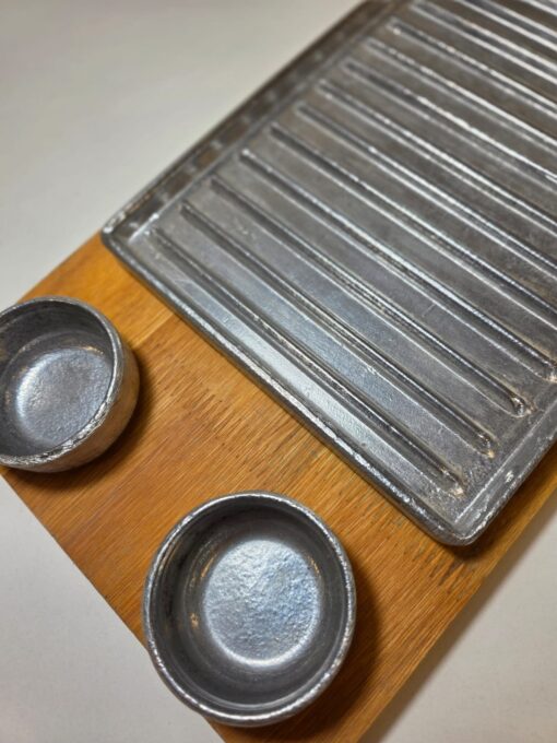 TABLA RECTANGULAR CON PLANCHETA DE FUNDICIÓN + 2 CUENCOS